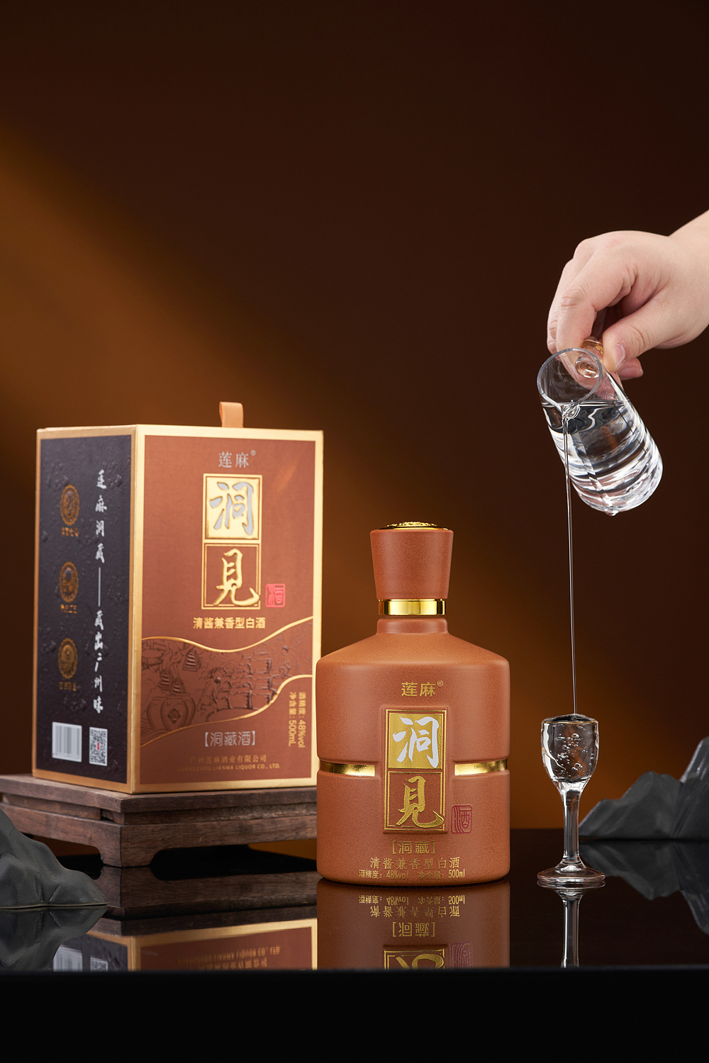 白酒拍摄案例——清酱兼香型白酒【洞见】拍摄案例分享