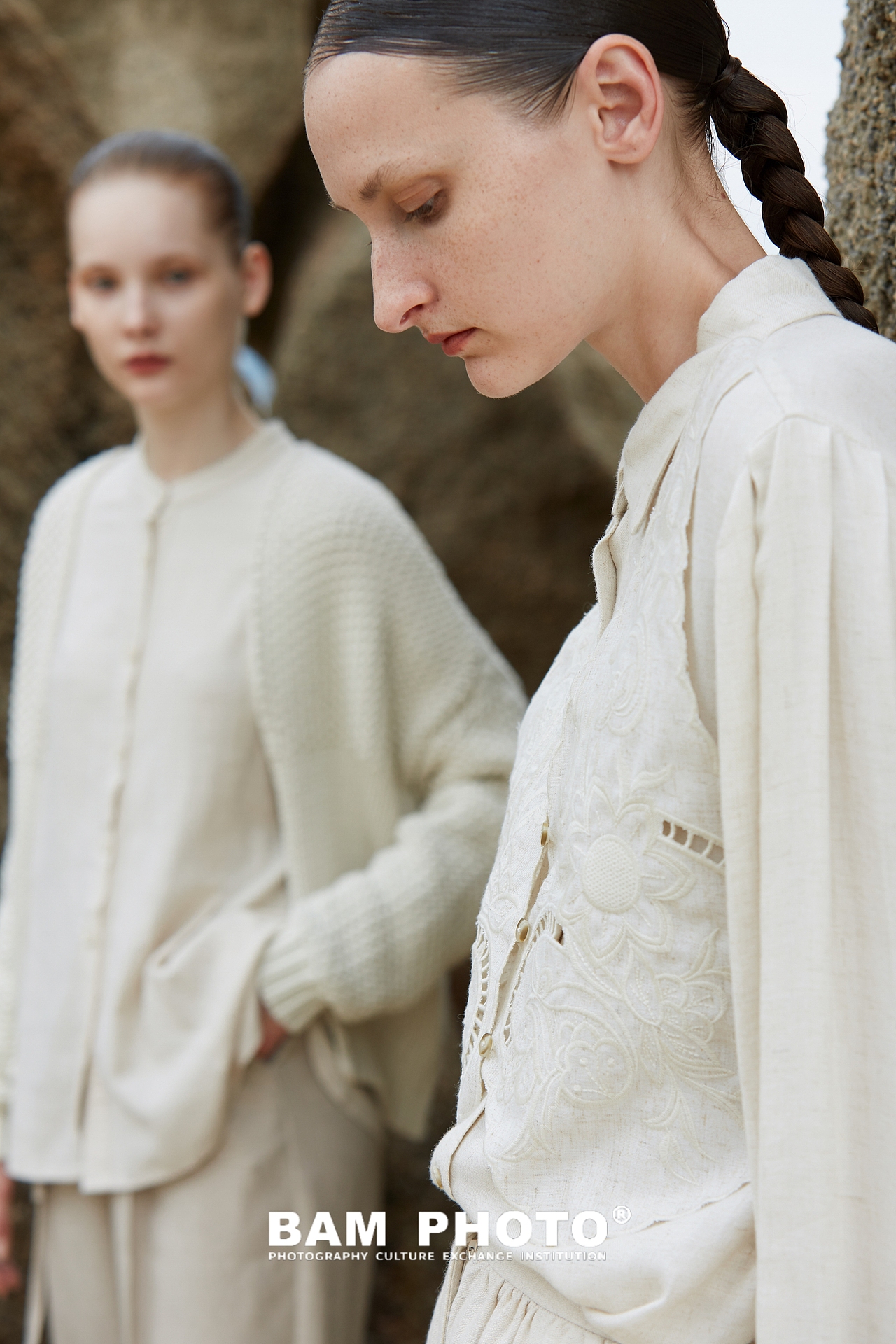 摄影｜海边拍时尚女装大片，极简氛围感拉满！（图ZMzU4MzY3MTQ0） - 时尚/艺术摄影 - 站酷设计师和光白马工作室原创素材 - 站酷ZCOOL