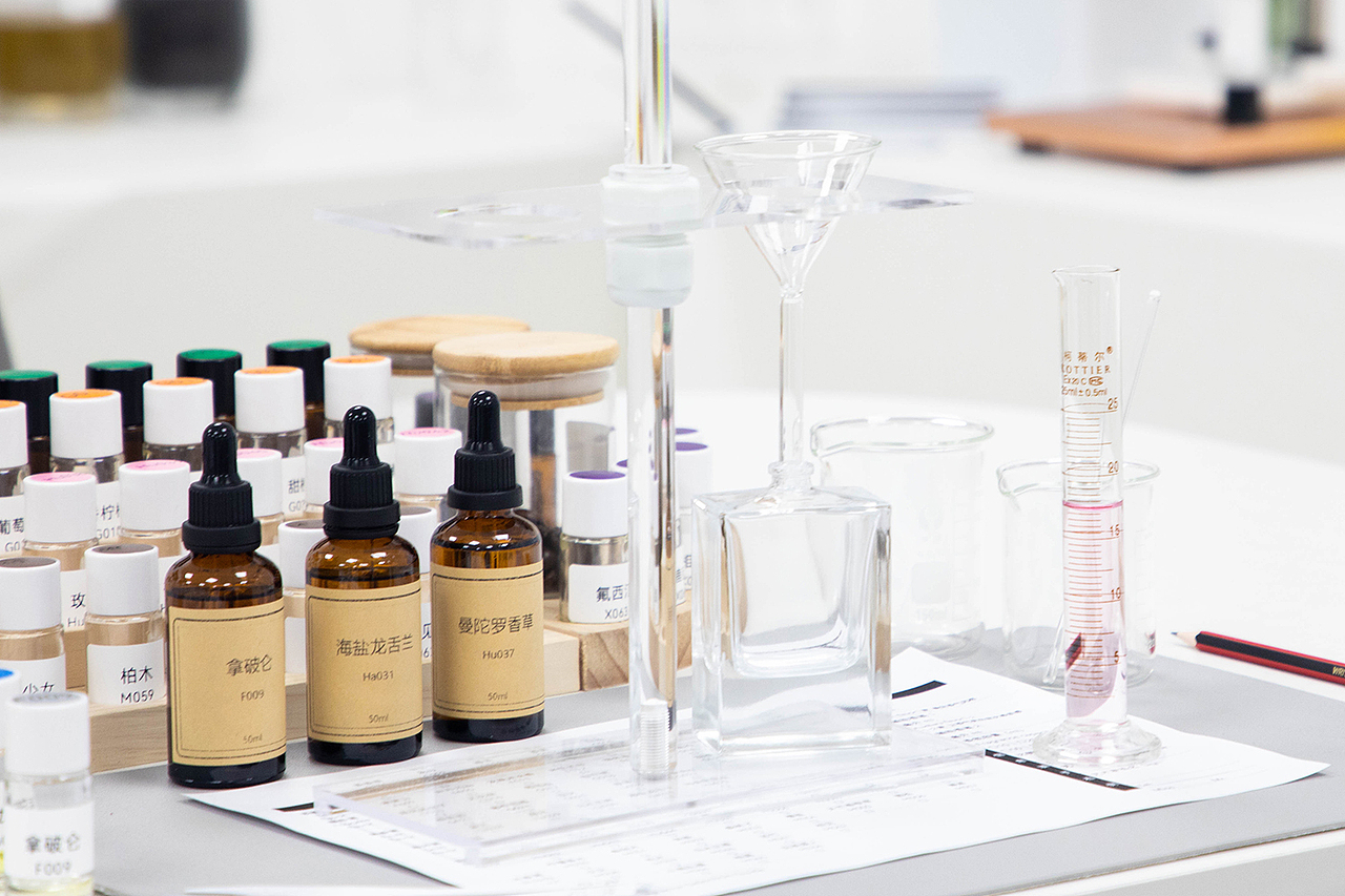 香水拍攝 場景攝影 自調(diào)香水 產(chǎn)品拍照 靜物攝影 環(huán)境（圖ZMzMwNzk0OTc2） - 環(huán)境/建筑攝影 - 站酷設(shè)計(jì)師伍壹柒攝影工作室原創(chuàng)素材 - 站酷ZCOOL