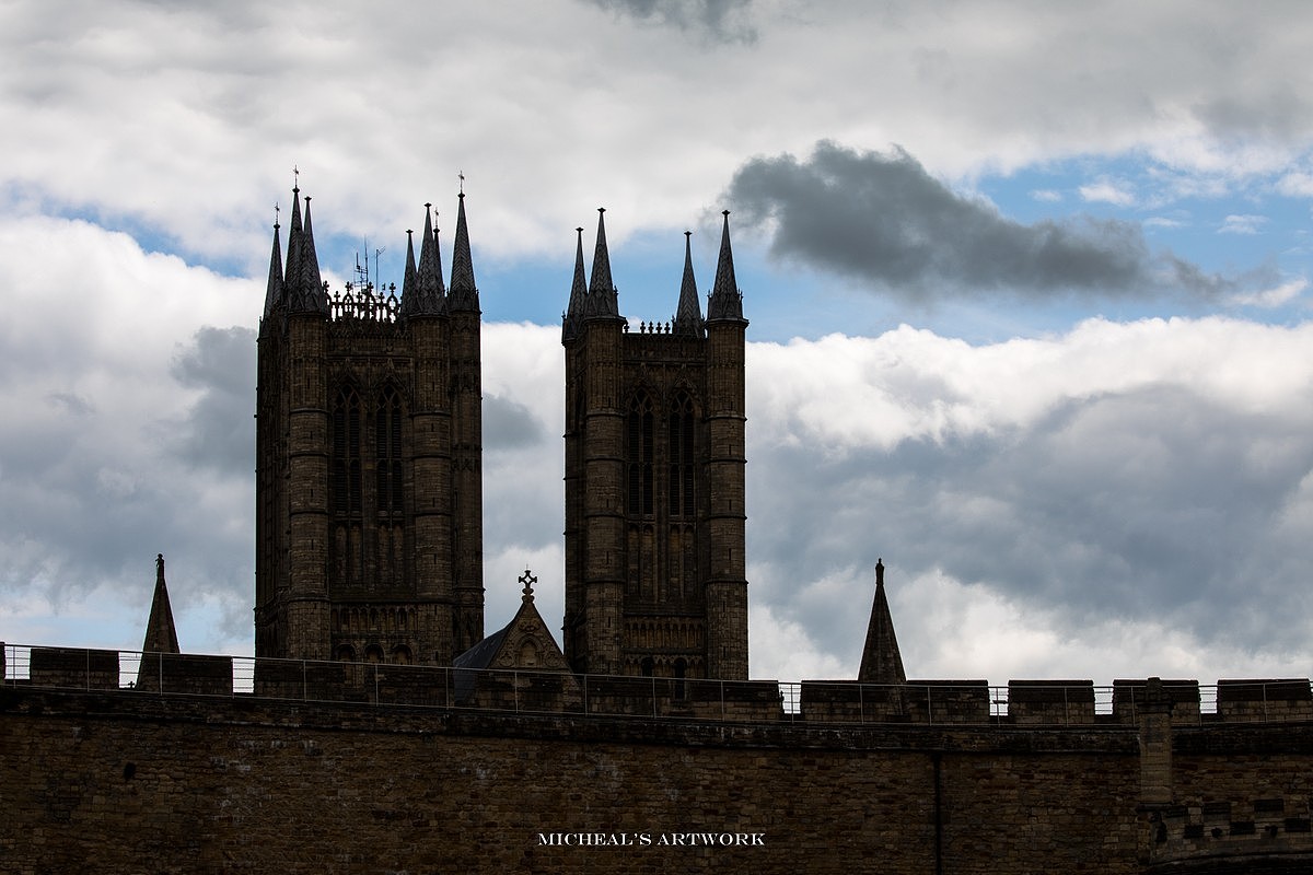 从城堡的位置看向教堂,相当宏伟,英国的哥特式建筑仿佛都不爱使用尖顶,不对,是使用过,后来就都拆除的拆除,损毁的损毁,现在多半都呈现着塔楼式的空间布局。