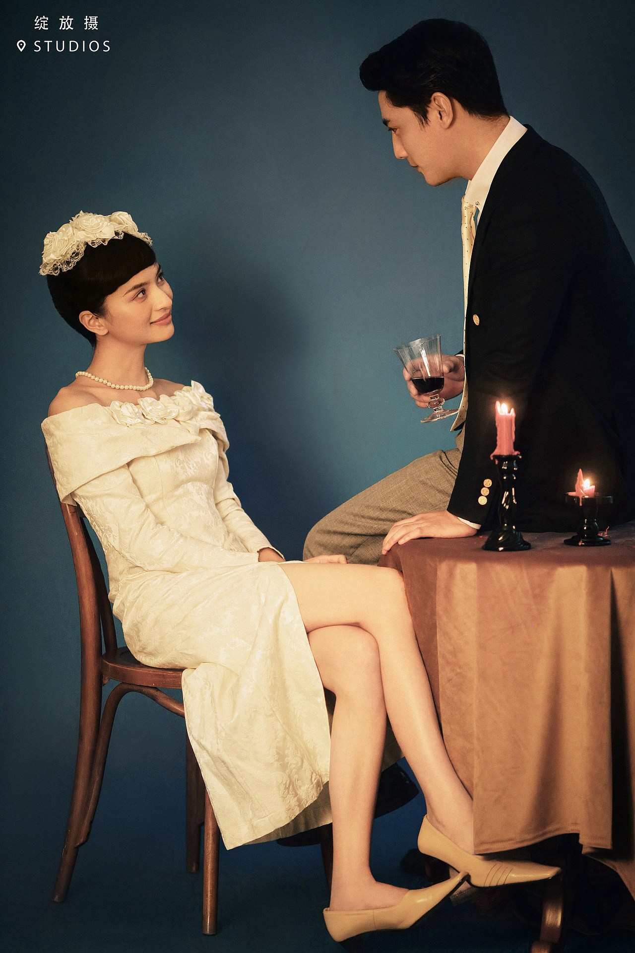 用复古婚纱护照回溯一场爱情罗曼蒂克