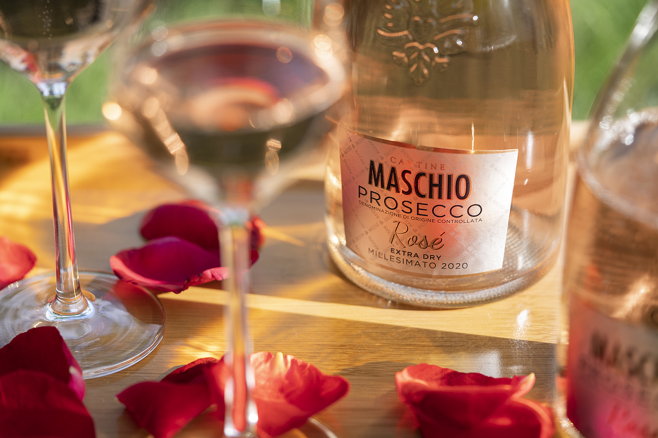 瓶子的多种拍法 - 2021-2022作品集（图ZMzEyNzIxNjg4） - 产品摄影 - 站酷设计师韋韋韋維斯原创素材 - 站酷ZCOOL