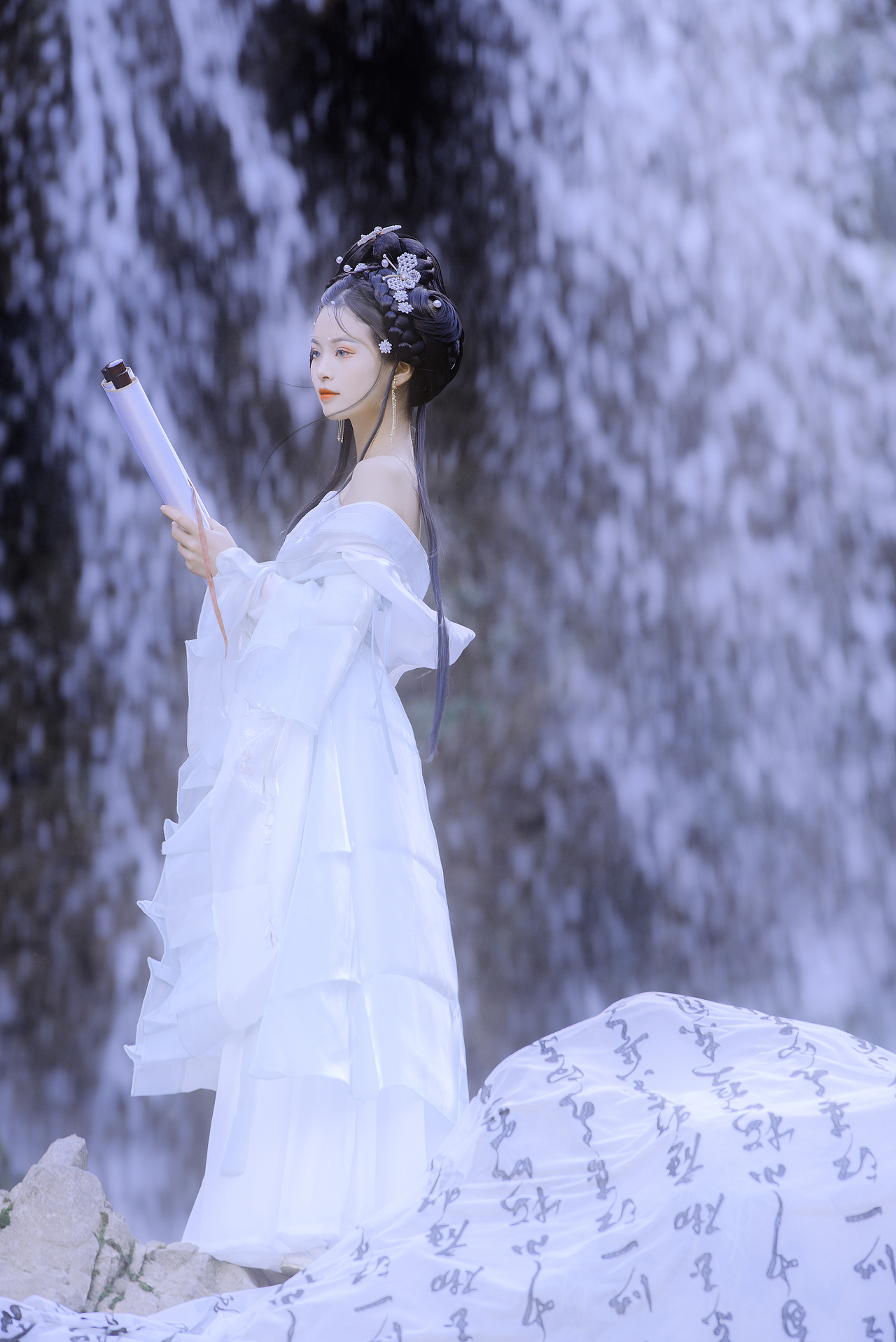 睹一丽人 于岩之畔