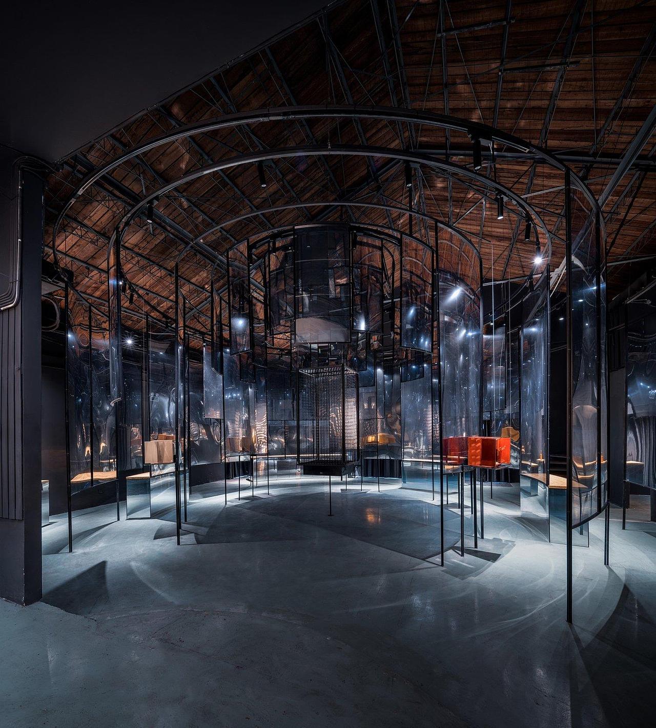 通过精心布置,空间中的两根原有钢结构立柱位于这组同心圆中的一个圆