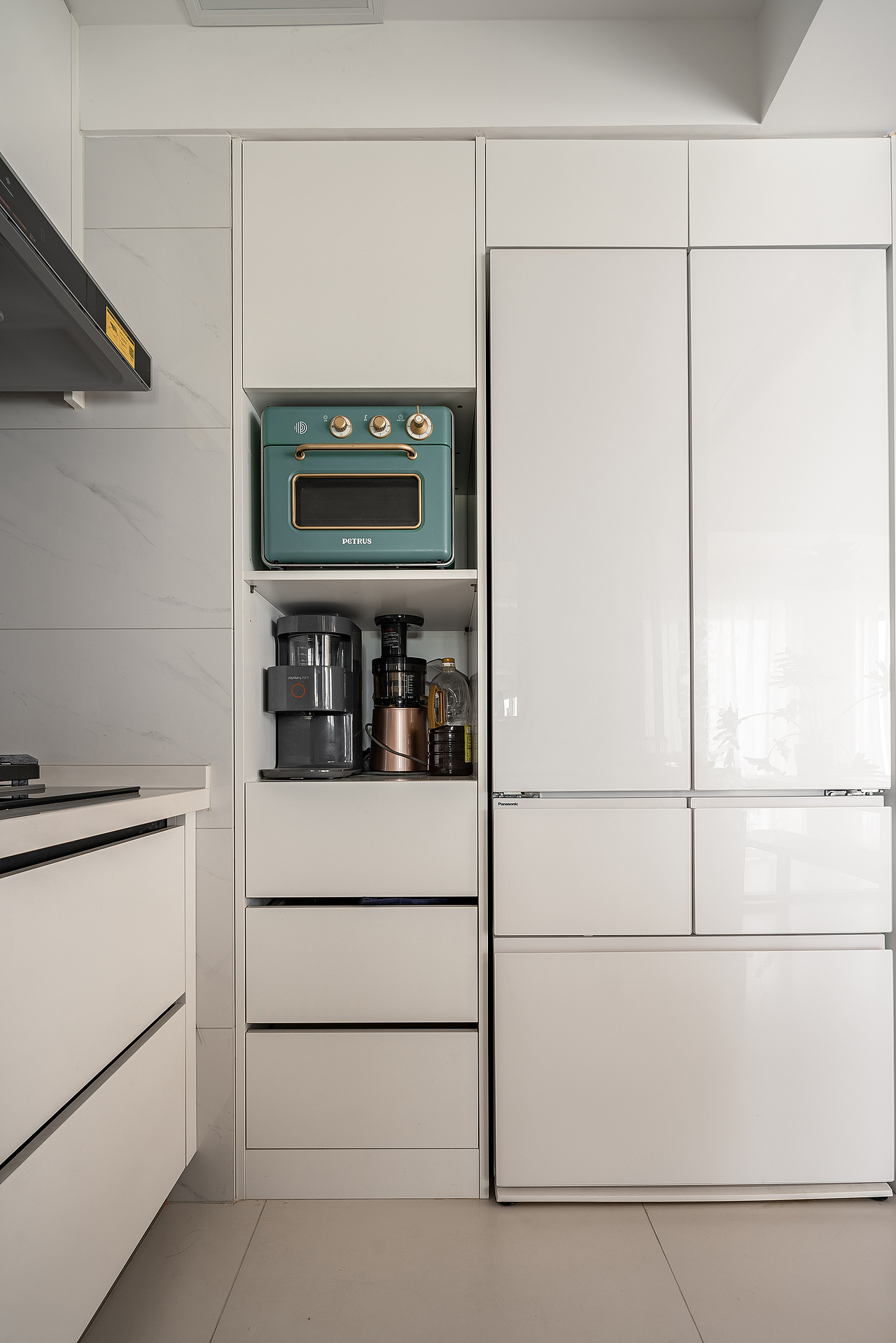 对于空间不是很大的厨房浅色就很友好,让整个空间不压抑,选用的是奶油色,看起来简洁又高级。因为朝北采光不是很好,厨房台面也是用的白色,自然光下整体会明亮一些。橱柜没有装明拉手,吊柜做门板下延,使用超省心,简约耐看,还便于打理。厨具电器嵌入式设计,视觉上整体统一,且美观大气;还更加节省空间,方便打扫和使用。