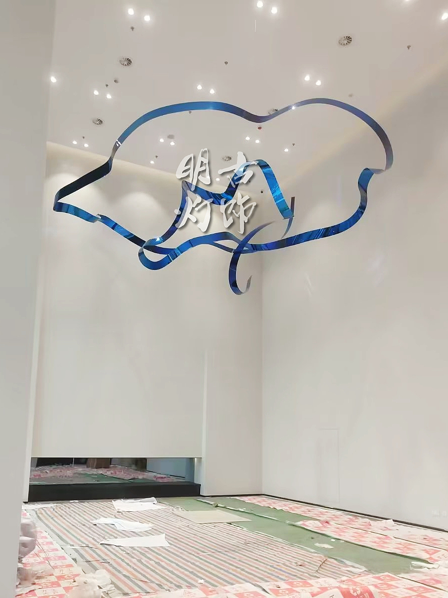 彩色不锈钢飘带吊灯定制设计