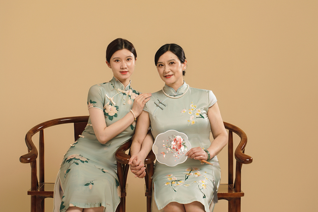 设图网|母亲节旗袍人物摄影图