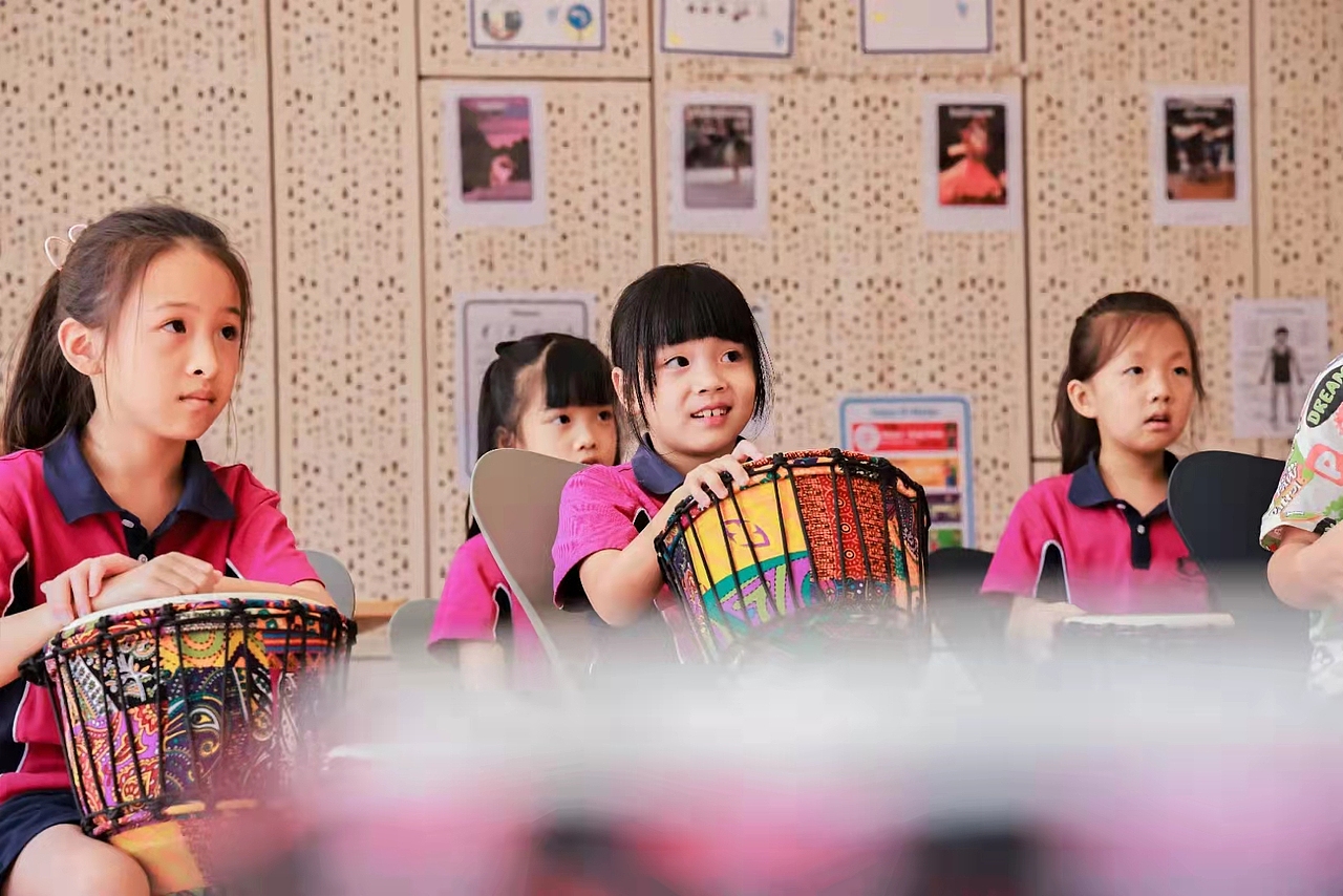 校园小学生互动玩耍