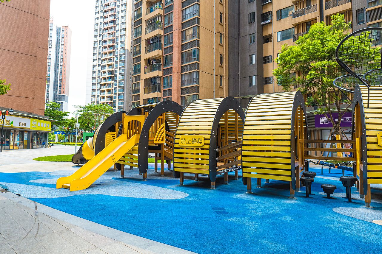 小区楼下的游乐设备,快乐可亲的“小蜜蜂”