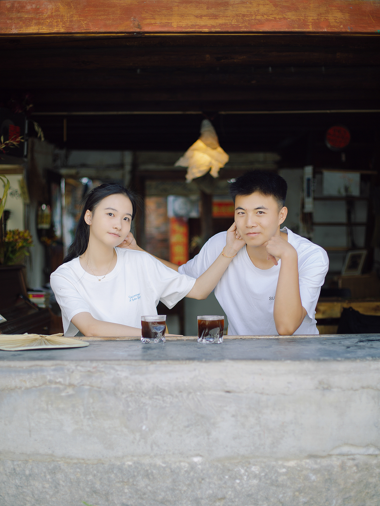 他俩高中毕业了