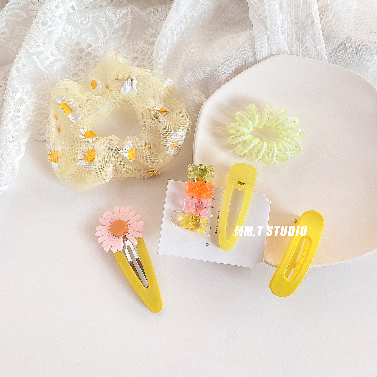 发饰发夹边夹发圈发饰静物图ins小清新风格摄影（图ZMzM1MDgwMTQ4） - 人像摄影 - 站酷设计师麦图商业摄影原创素材 - 站酷ZCOOL