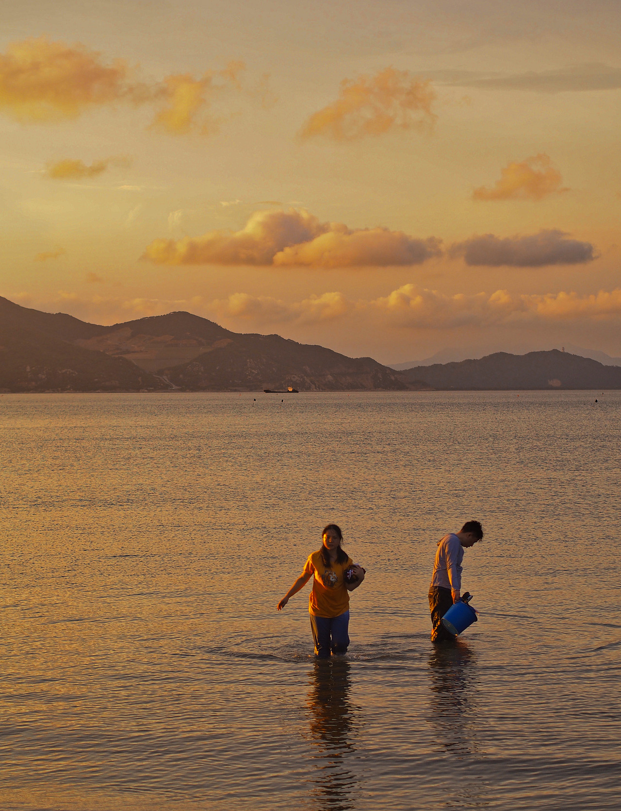 海边的人儿（图ZMzEzNTMzOTY4） - 人文/纪实摄影 - 站酷设计师星期八八八原创素材 - 站酷ZCOOL