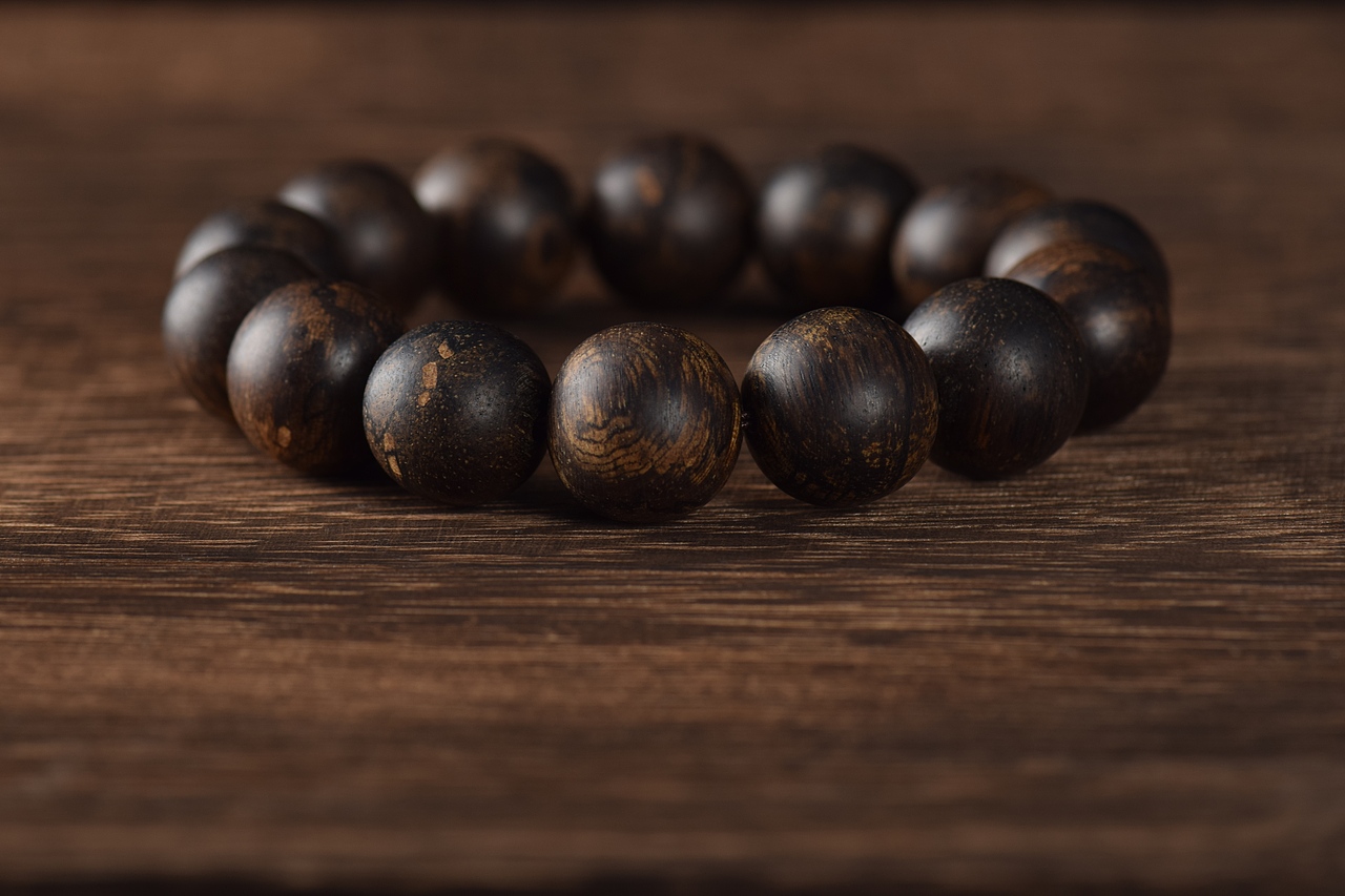 沉香手串（图ZMzEwMjEyMDY4） - 产品摄影 - 站酷设计师素笺摄影原创素材 - 站酷ZCOOL