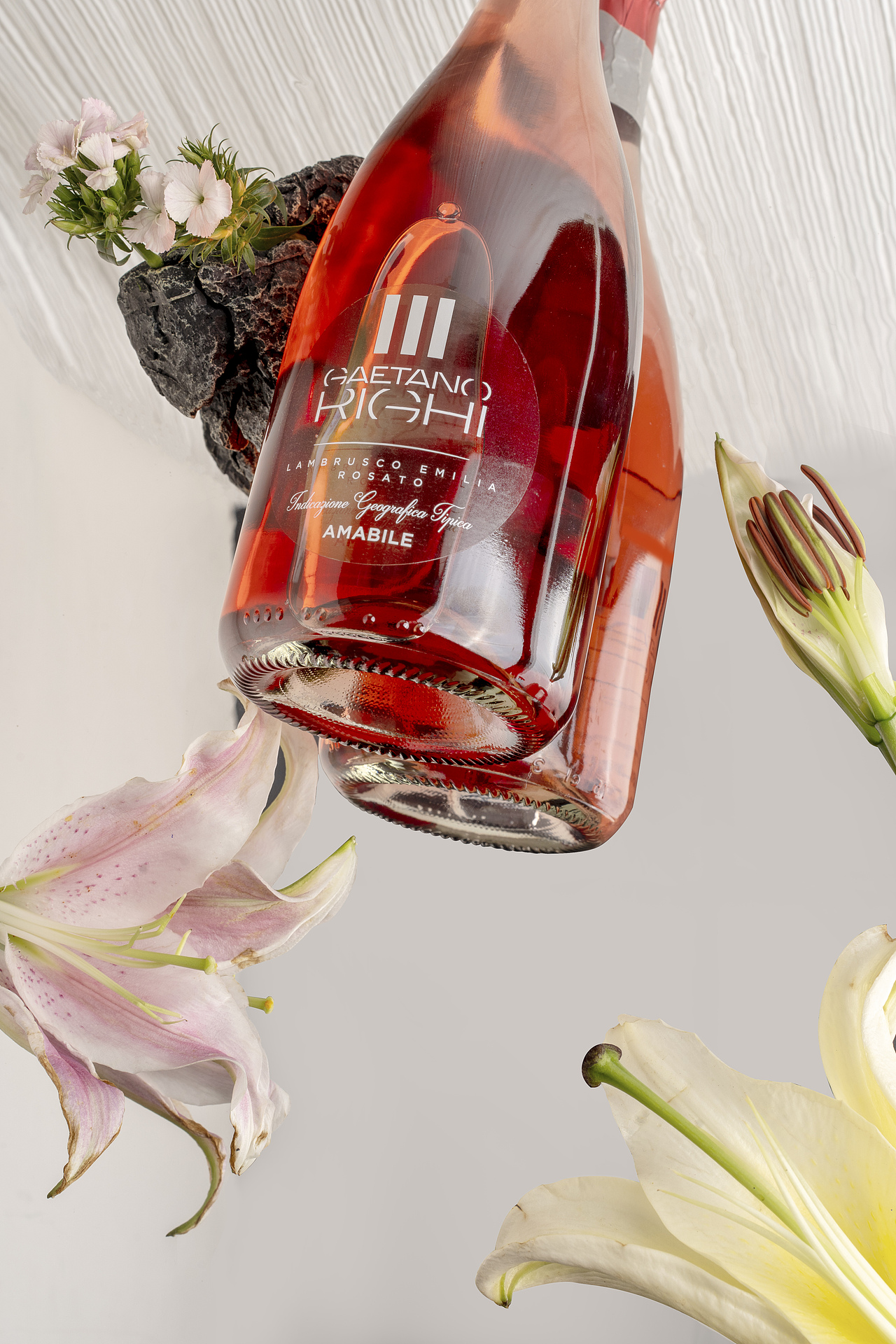 瓶子的多种拍法 - 2021-2022作品集（图ZMzEyNzIyMTI0） - 产品摄影 - 站酷设计师韋韋韋維斯原创素材 - 站酷ZCOOL