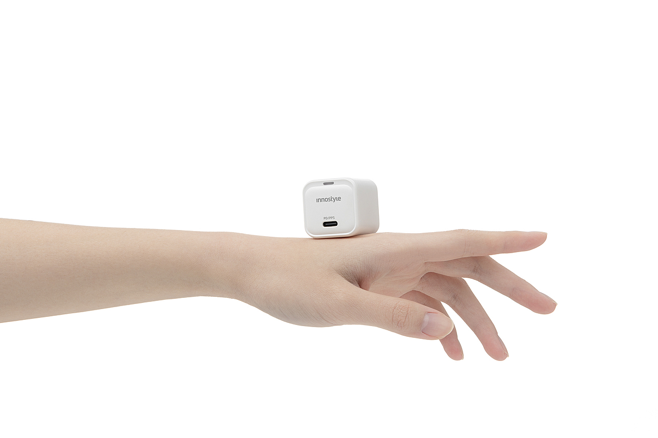 随手拍丨innostyle 33W PD充电器（图ZMzA3MTE1MTA0） - 产品摄影 - 站酷设计师白底图原创素材 - 站酷ZCOOL