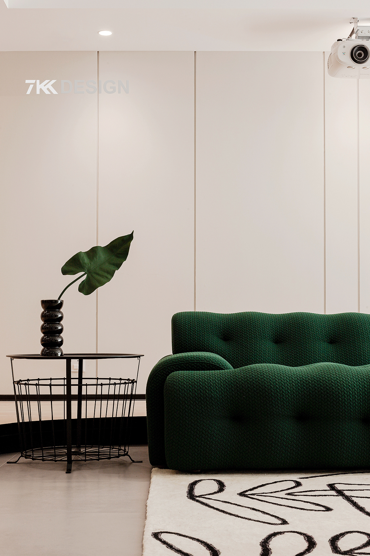 黑色的铁艺圆形边桌与墨绿色的沙发搭配,无论是色彩、材质还是线条和弧度对比,都使空间局部细节的表现力更为更丰富。