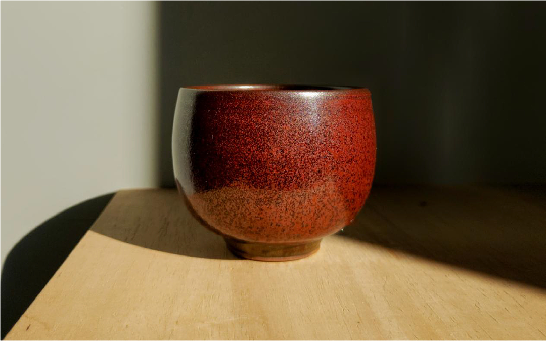 斗笠杯——人文
“青箬笠,绿蓑衣,斜风细雨不须归”。斗笠杯,源于宋,型如蓑翁之斗笠,口部大,底足小,杯身的线条极为简雅,大开大合的线条表达着粗放淳朴的民风。持斗笠杯品茶,犹如姜尚钓于渭水,于山水间心怀天下,于平凡中窥大智之道。