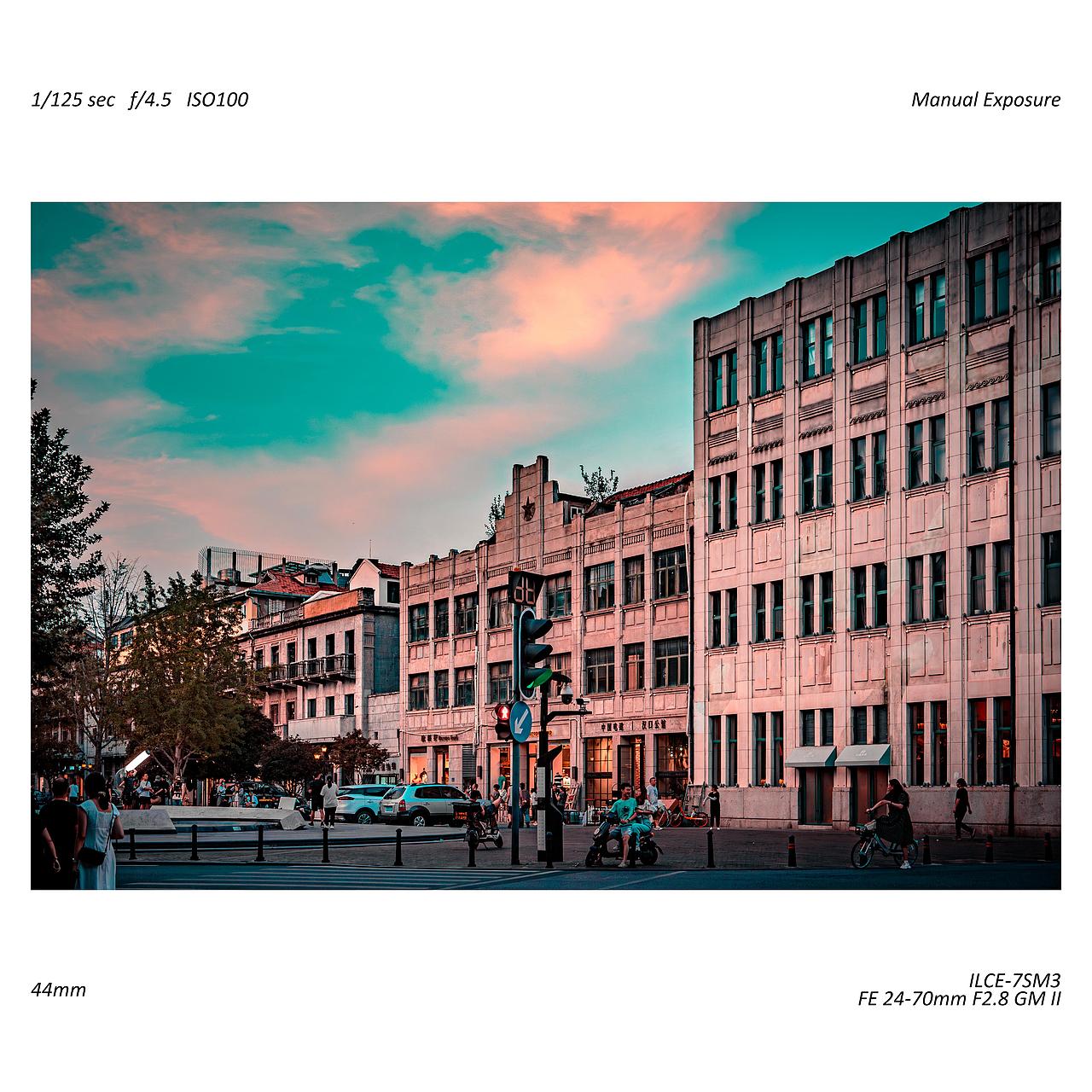 武汉傍晚街头-中欧穿梭