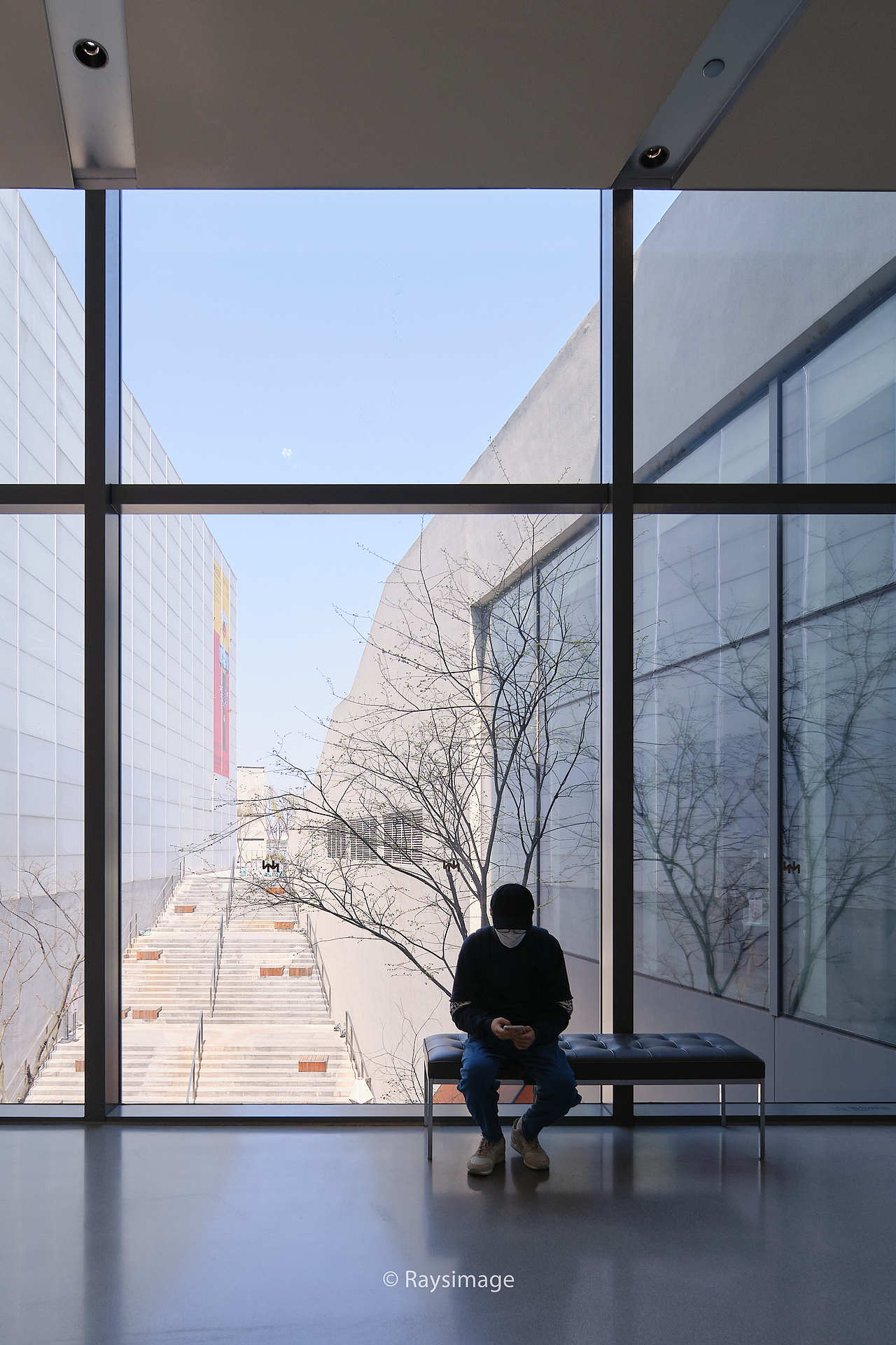 室内一楼的回廊空间