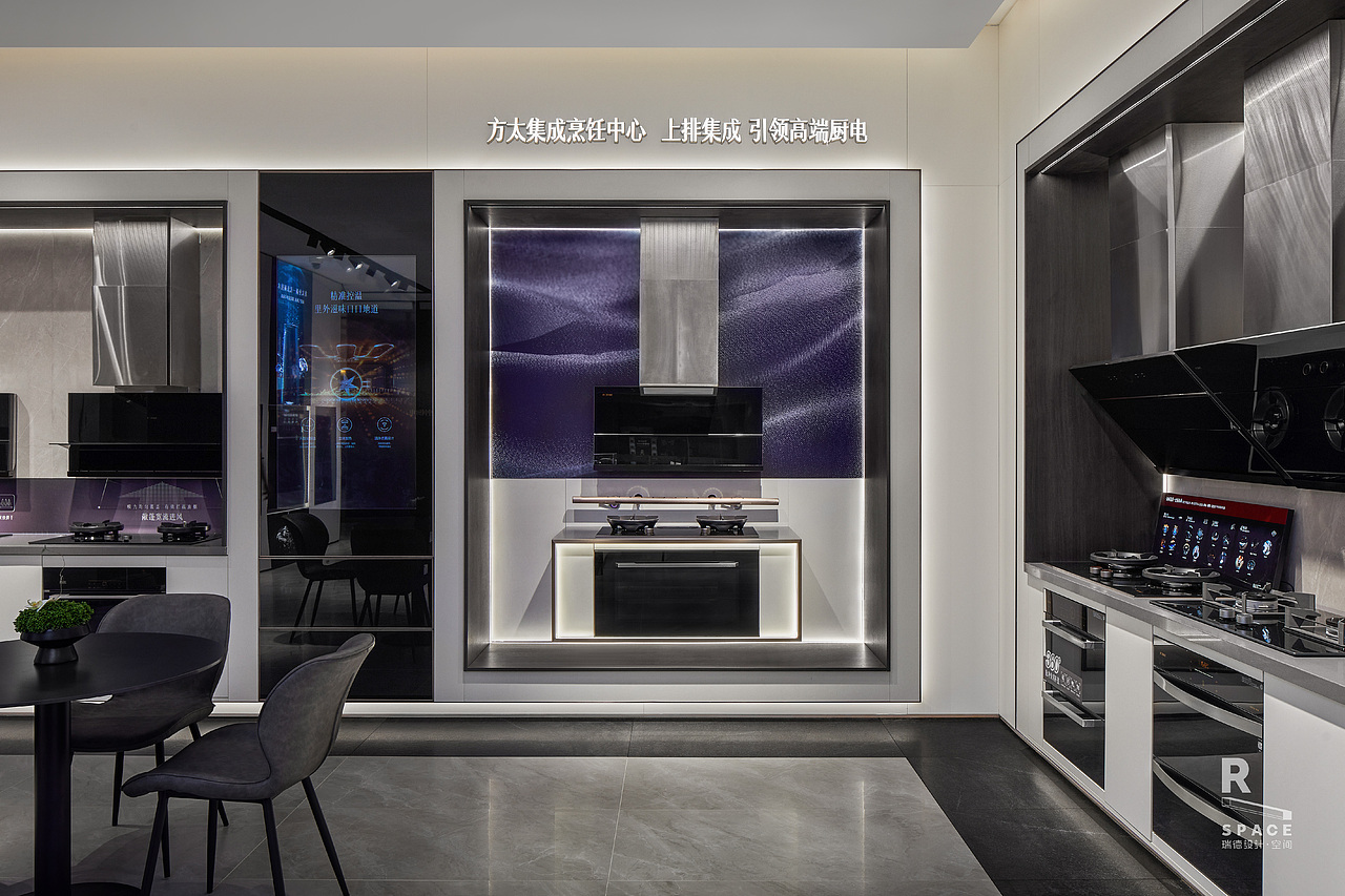 空间整体呈现中轴对称布局,结合柜体的凹凸设计手法,提升空间层次,目光所及秩序井然,流畅的视觉体验旅程贯穿始终。