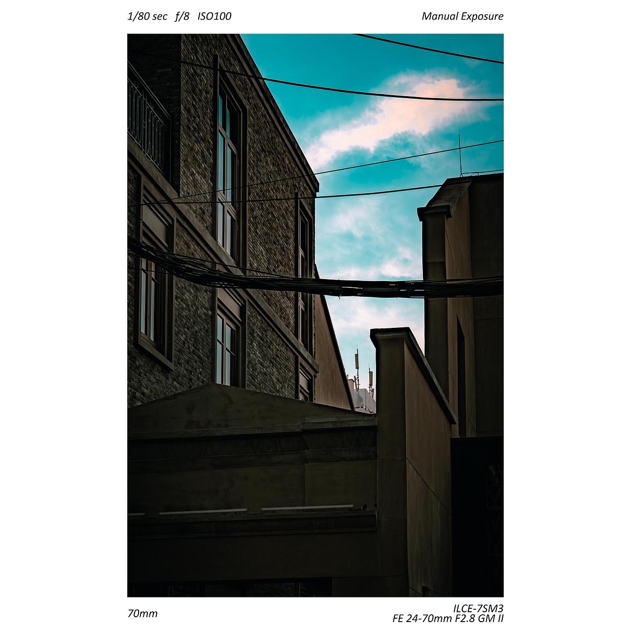 武汉傍晚街头-中欧穿梭