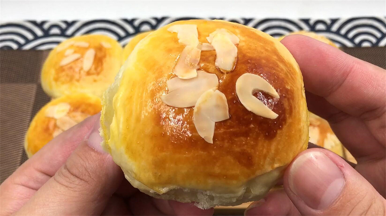 淡奶油小餐包,又香又软又拉丝,咬一口奶香十足!