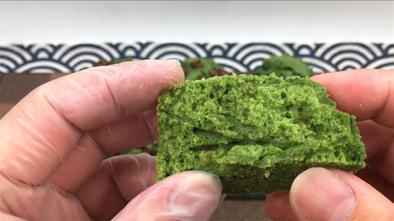 抹茶酥粒麦芬,浓郁抹茶与酥粒,香甜与微苦交融。