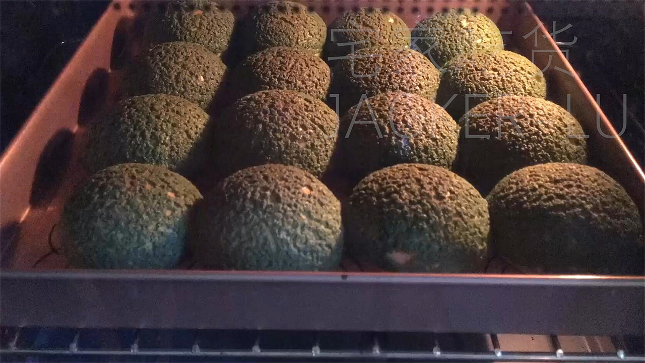 抹茶双色奶油泡芙,丝滑奶油与香醇抹茶,回味无穷。