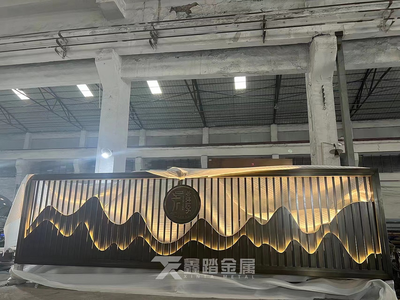 青古铜不锈钢大型屏风室外中式假山发光背景墙