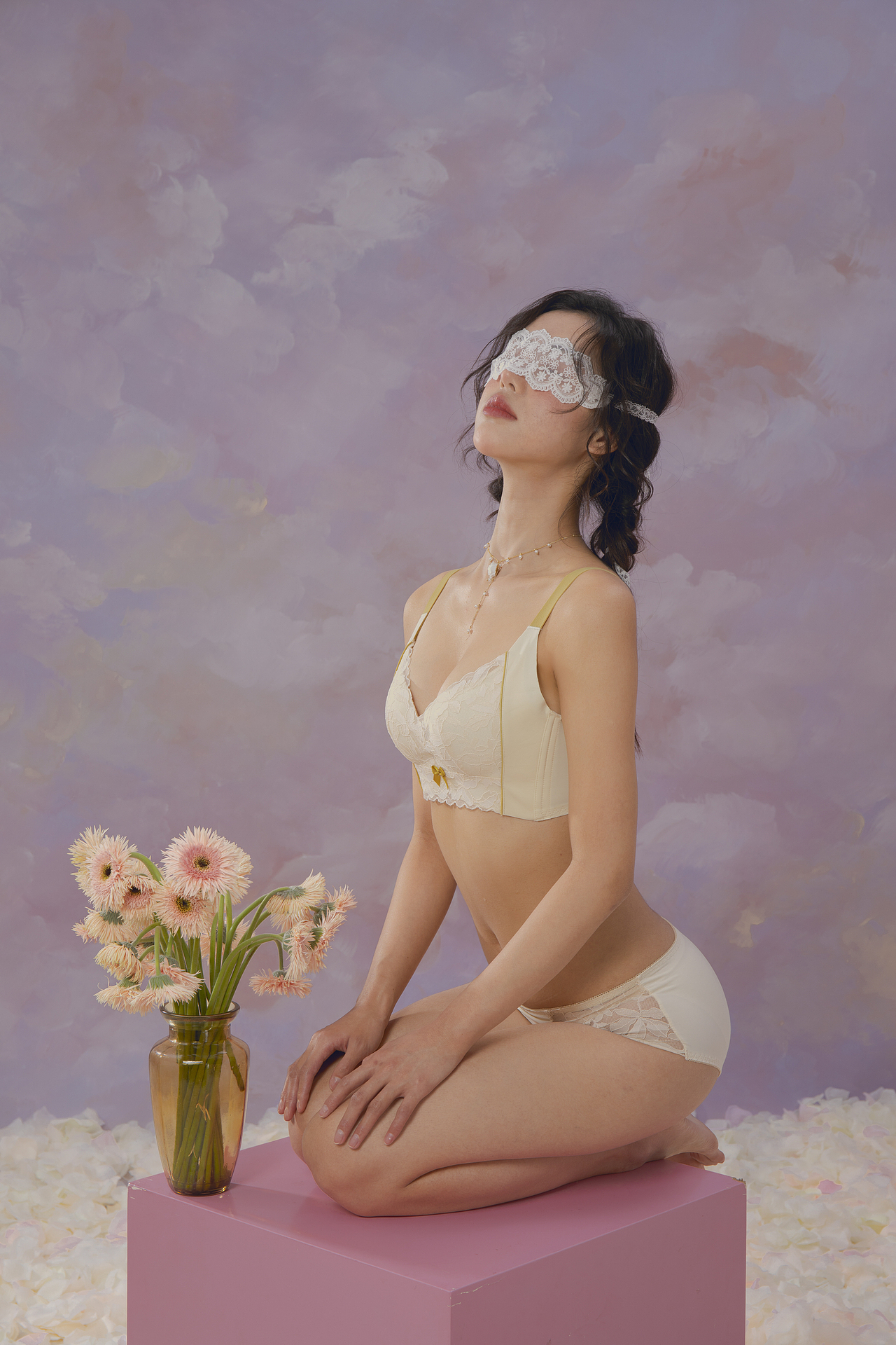 内衣拍摄 ▏花海▪游离（图ZMzAzMTg2NDMy） - 产品摄影 - 站酷设计师巫狄龙原创素材 - 站酷ZCOOL