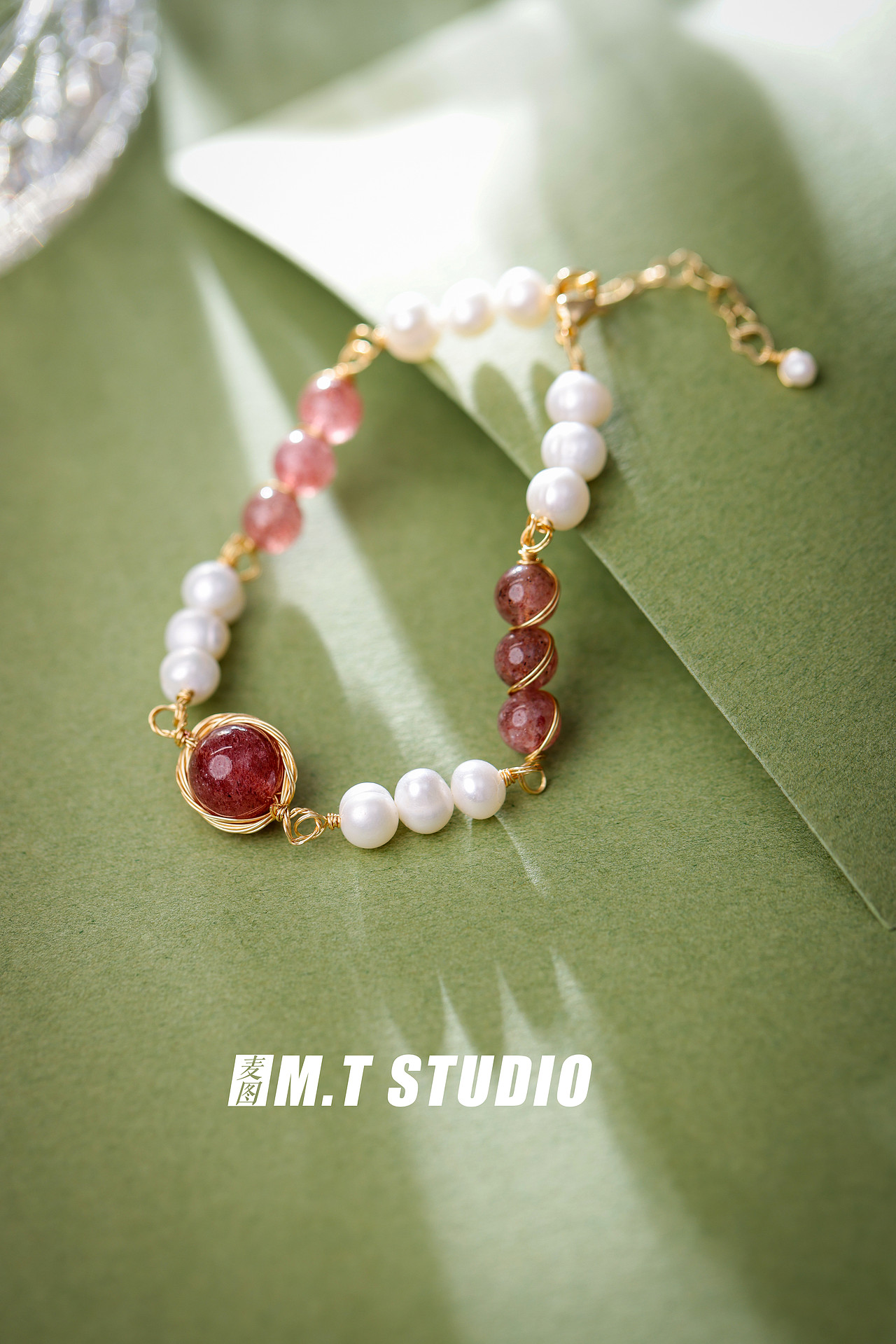 珍珠饰品手链静物平铺拍摄 小众饰品 小清晰风格绿底拍