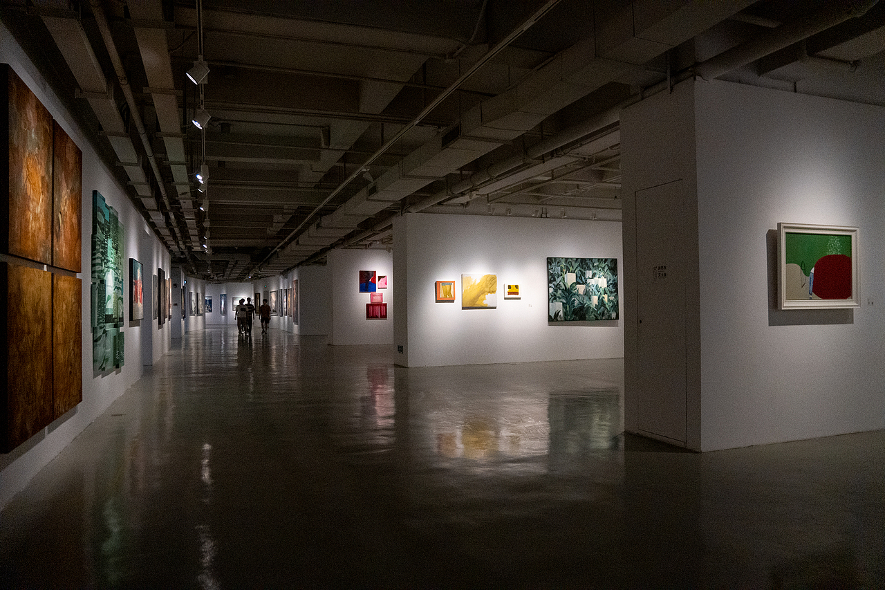 油畫展隨拍（圖ZMzQwNDcwMDMy） - 時(shí)尚/藝術(shù)攝影 - 站酷設(shè)計(jì)師Boi彥原創(chuàng)素材 - 站酷ZCOOL