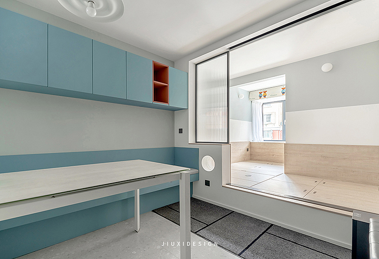 儿童房采用长虹玻璃移门作为隔断,让客厅也能享受自然光照的延伸。光线透光长虹玻璃,营造一种朦胧的美感。