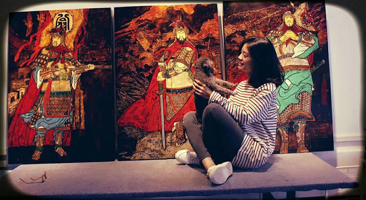 这些是我们的漆画创作,都是为名将创作;漆画以天然大漆为主要材料的绘画,除漆之外,还有金、银、铅、锡以及蛋壳、贝壳、石片、木片等。它既是艺术品,又是实用装饰品,成为壁饰、屏风和壁画等的表现形式。狭义的漆画指以天然大漆为主要材料的绘画,广义的漆画是指一切运用漆性物质的绘画。漆画具有绘画和工艺的双重属性。它既是艺术品,又是和人民生活密切相关的实用装饰品。漆画的材料多种多样。除了漆之外,还有金、银、铅、锡以及蛋壳、贝壳、石片、木片等。入漆颜料除银朱之外,还有石黄、钛白、钛青蓝、钛青绿等。漆画的技法丰富多采,依据其技法不同,漆画又可分成变涂、堆塑、磨绘、刻填、镶嵌、描绘、罩染、髹凃等八种。