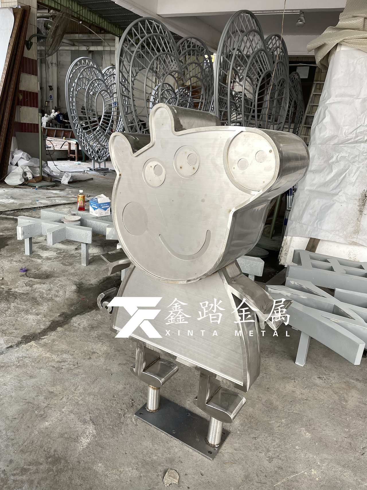 不锈钢卡通主题雕塑 彩绘小猪佩奇不锈钢雕塑小品（图ZMzAyMjM3OTc2） - 雕塑 - 站酷设计师异形金属制品雕塑原创素材 - 站酷ZCOOL