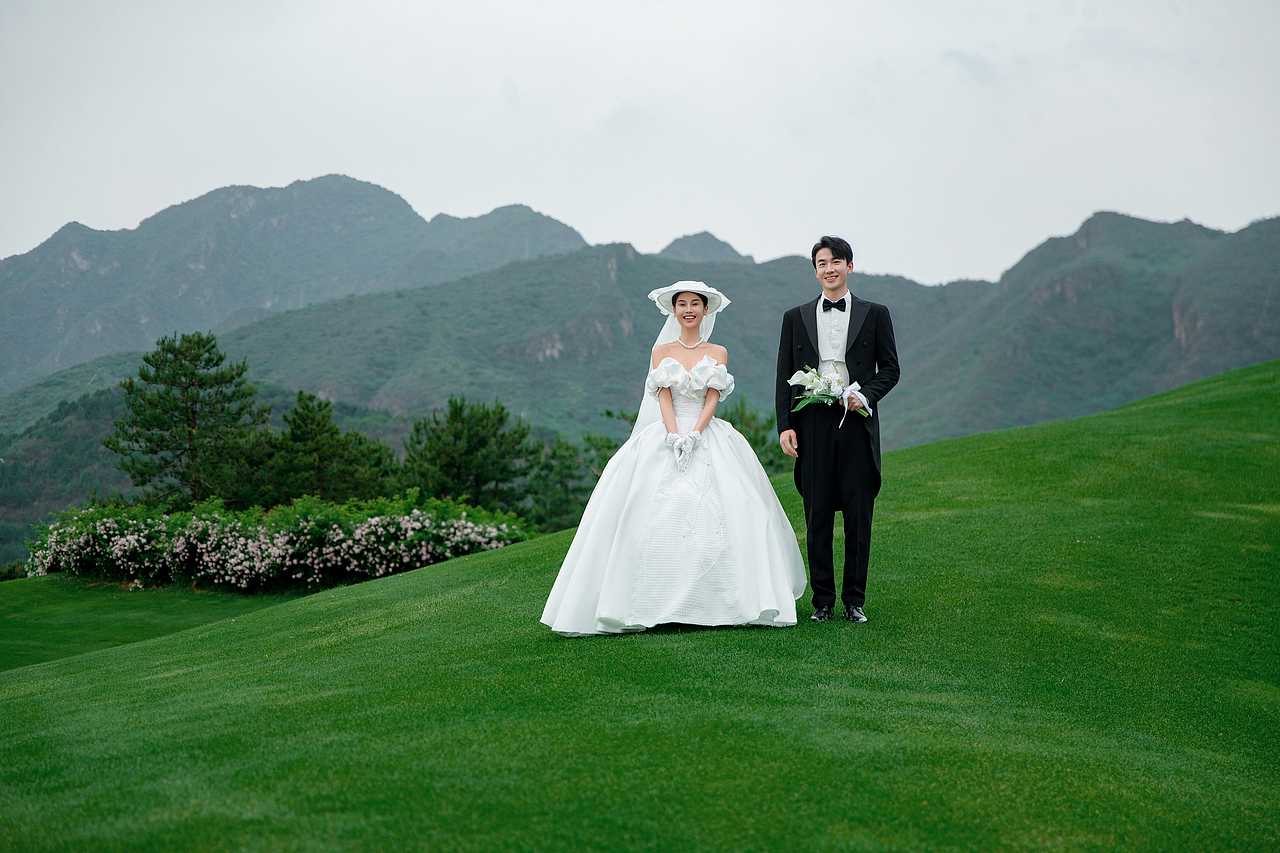 幸亏听劝😍把草坪婚纱照拍成了电影风感觉!!