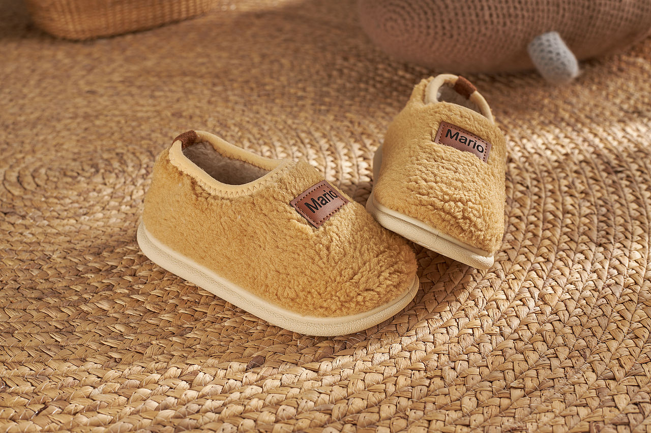 鞋子摄影丨儿童居家拖鞋拍摄X保暖鞋棉拖（图ZMzE2NTQ1NDY4） - 产品摄影 - 站酷设计师斑驳视觉原创素材 - 站酷ZCOOL