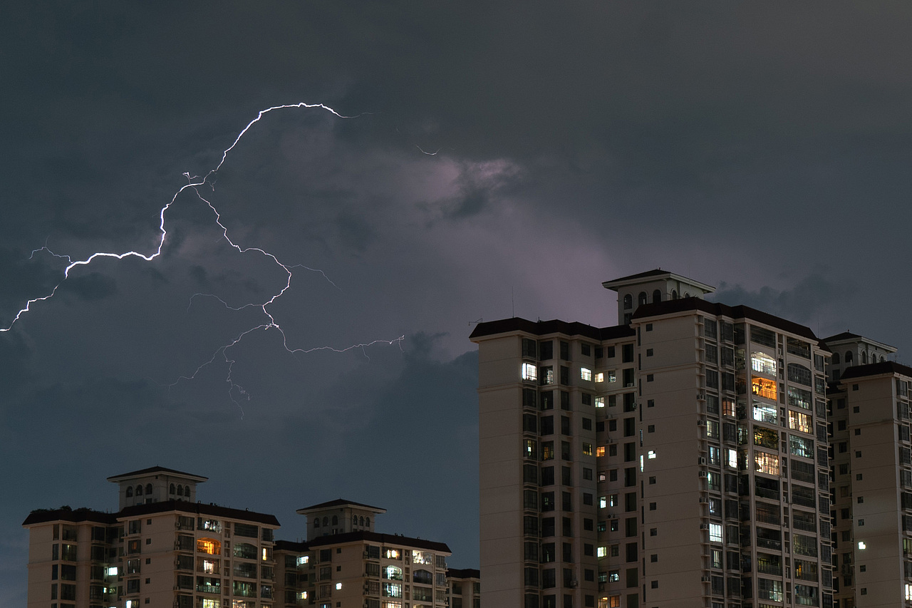 2022-07-01晚-广西大学东高住宅楼顶闪电摄影