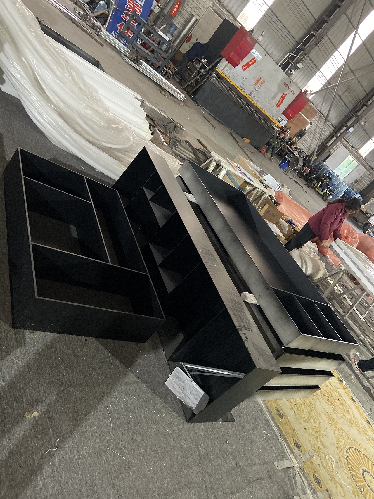 嵌入式不锈钢壁龛、哑光黑金一体电视壁柜真实案例