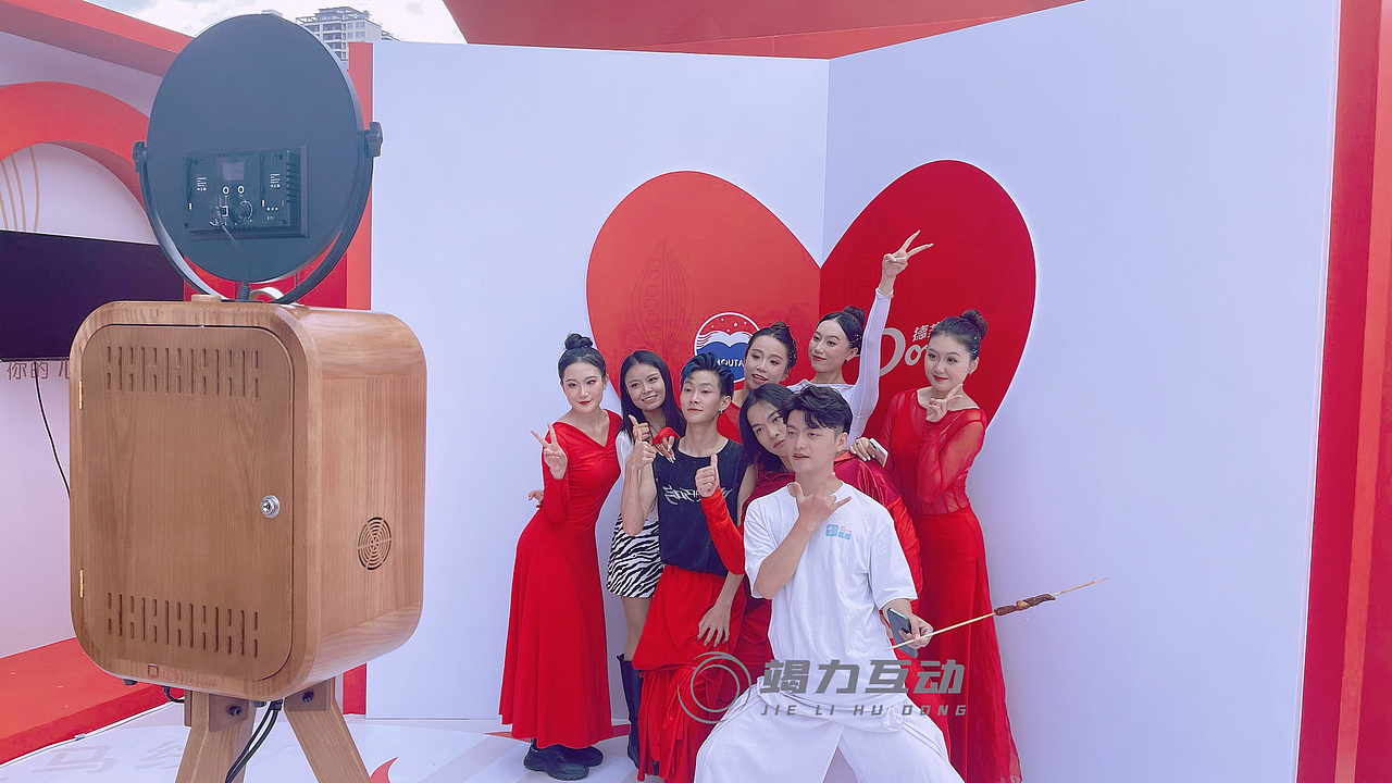 贵州茅小凌酒心发布会Q记萌拍互动