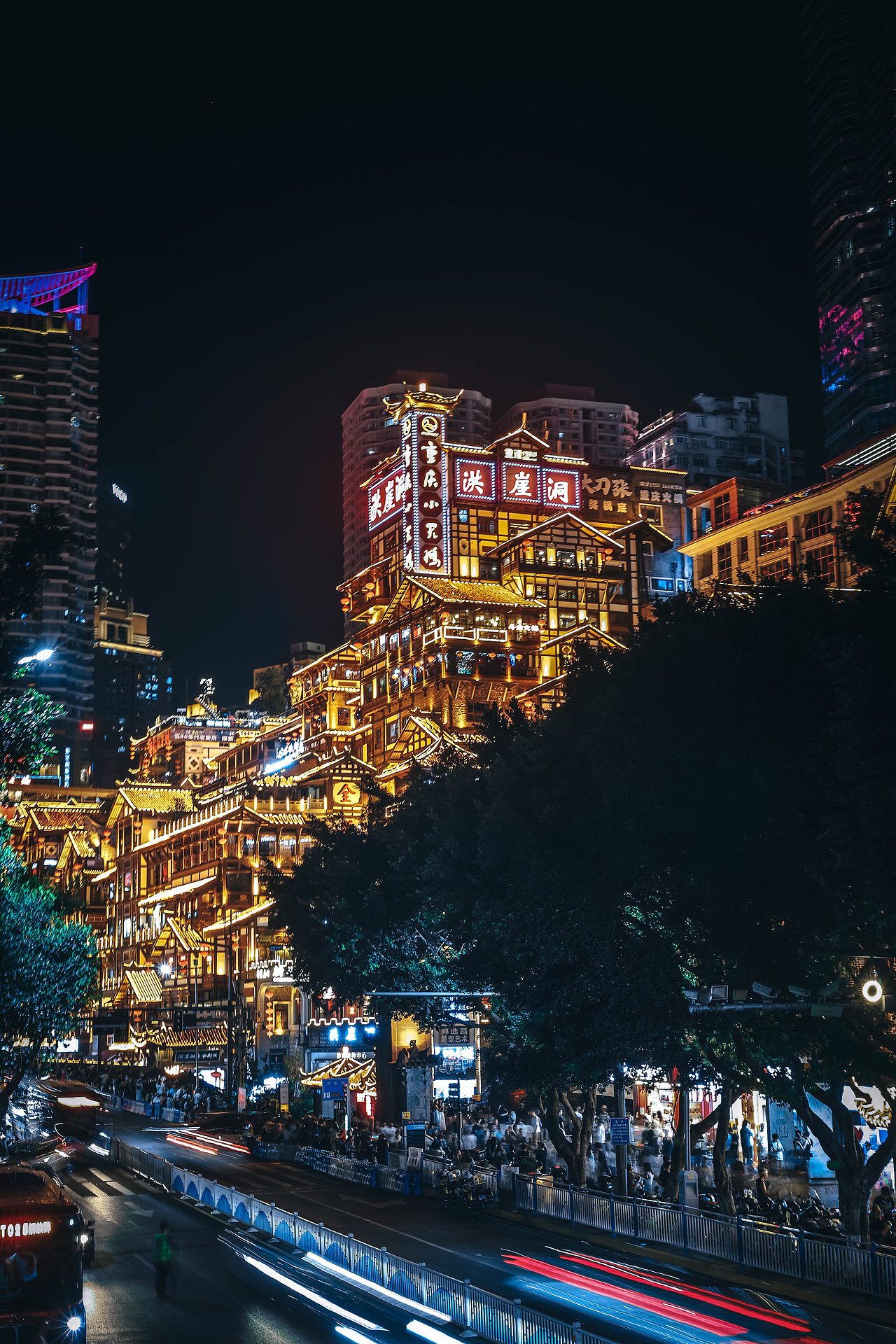 游客打卡——洪崖洞（图ZMzUwODQxMDU2） - 人文/纪实摄影 - 站酷设计师乔克不会飞lol原创素材 - 站酷ZCOOL