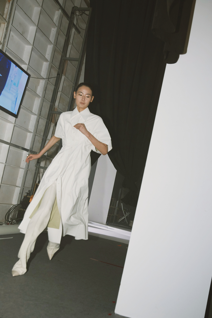 奔跑的后台 ｜IMM尹默 秀场后台花絮（图ZMzA2MjQ3OTQ4） - 人像摄影 - 站酷设计师摄影师UnaWong原创素材 - 站酷ZCOOL