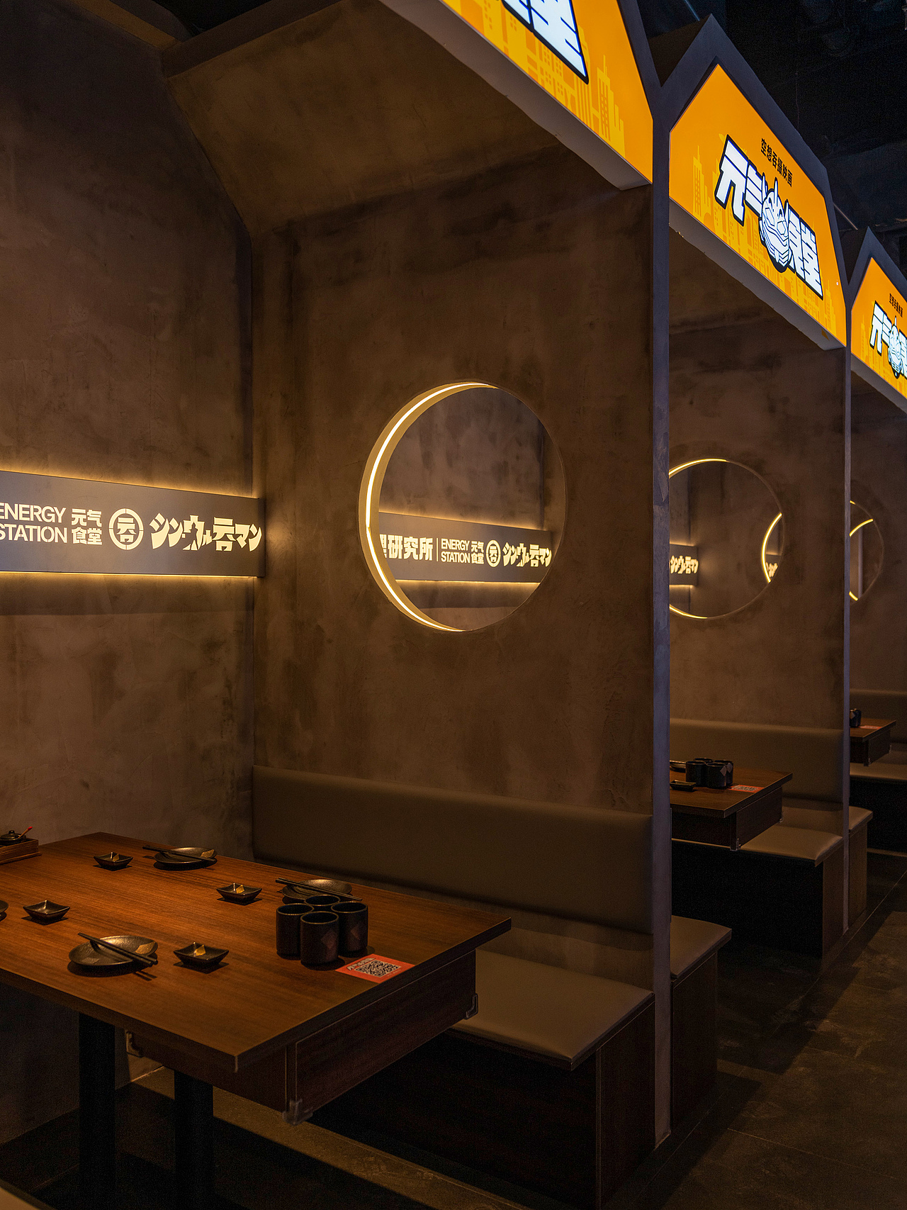 #
潮流记忆的锚点<br><br>八字形门头卡包有序排列,与入口造型交相呼应。在空间的上与下,内与外之间新构艺术感知,每个同心圆紧密相连,层层推进,贯穿整个室内场景,成为用餐者情感共鸣与记忆交响的符号。