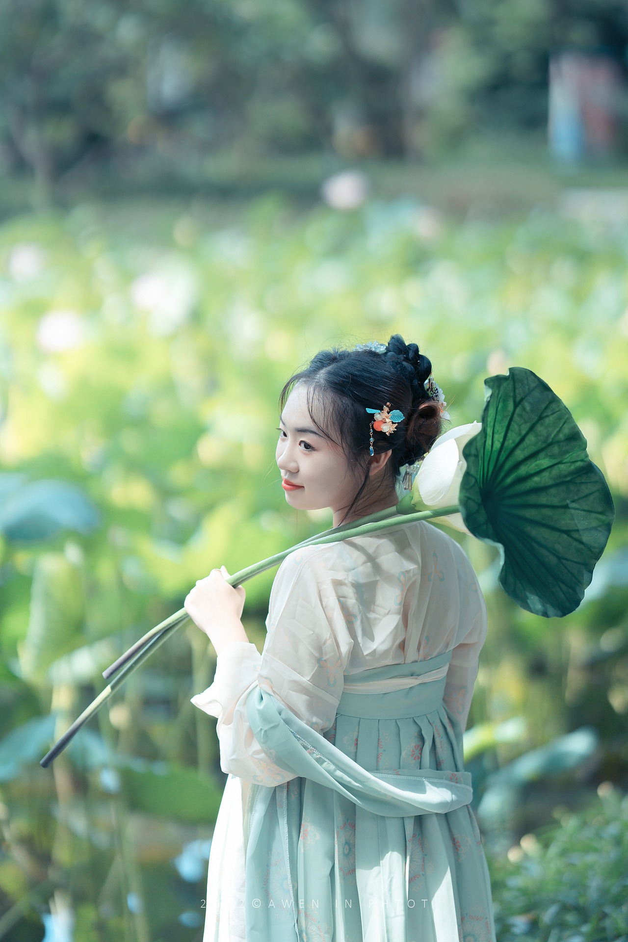 古风荷花甜美人像写真