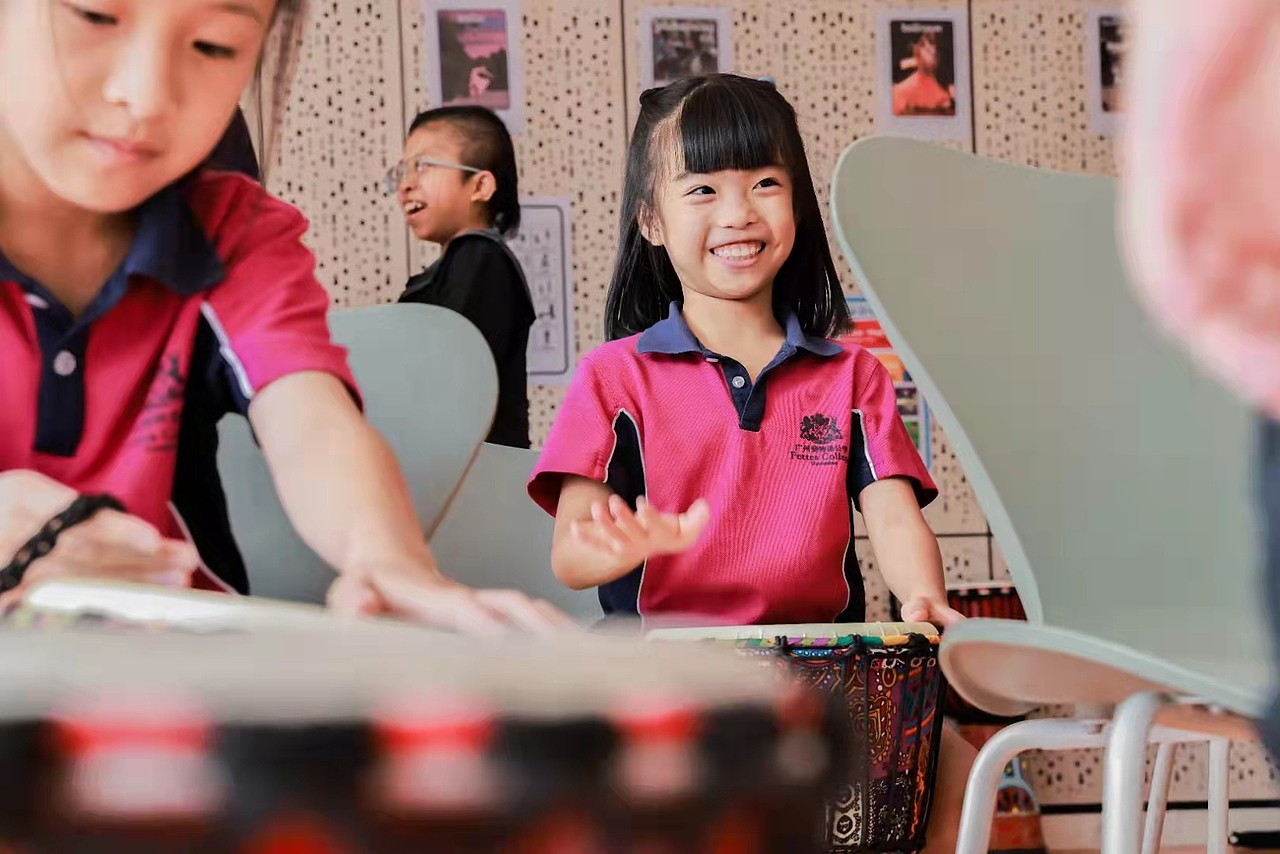 校园小学生互动玩耍