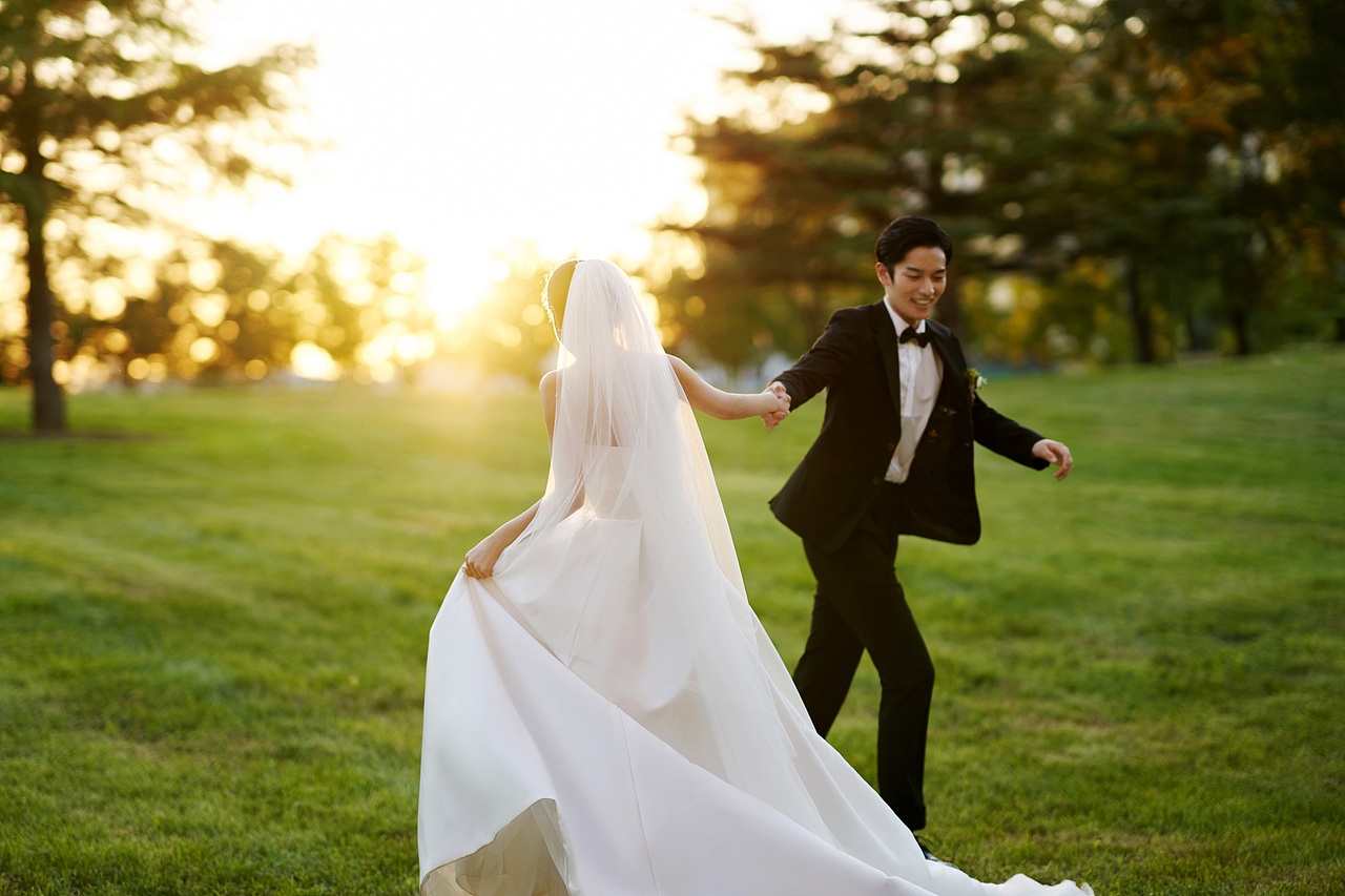 千万不要拍夕阳森系草坪婚纱照，因为太好看啦~（图ZMzIzMDQ1NDY4） - 婚礼摄影 - 站酷设计师遇见YUJIAN原创素材 - 站酷ZCOOL