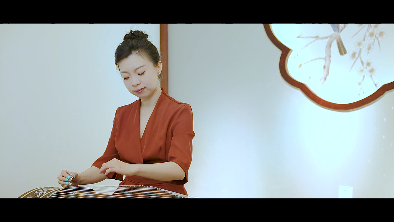 演奏用筝:琼花古筝花开半夏演奏曲目:《金玉良缘》片段演奏嘉宾:成莉