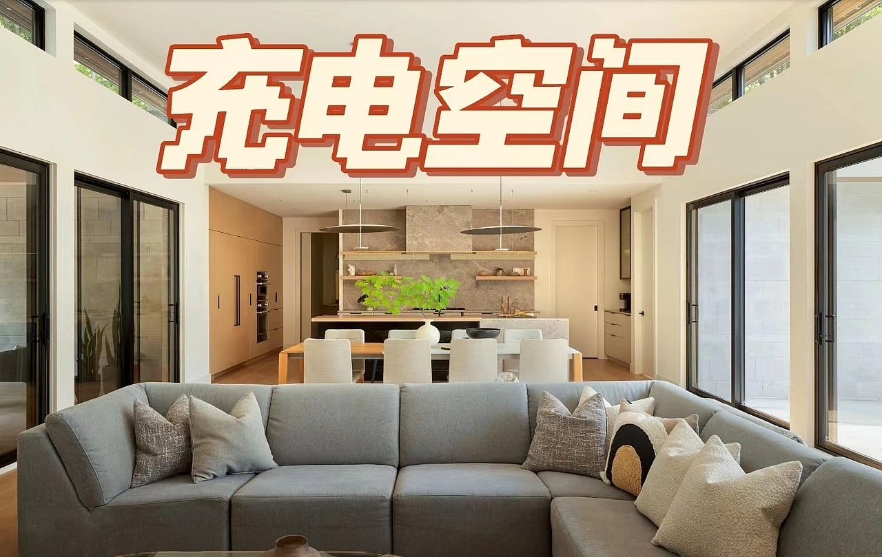 比较简单直接的是木地板的客厅基础,再搭配上电视背景黑色壁炉,结合舒适的布艺或皮艺沙发,这样既能享受到舒适的坐席位置,又能感受到自然舒适的原木风气息。