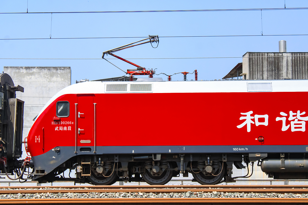 由成都西开往福州的客车Z390次绿皮火车,前序列车Z389抵达成都西之后调头换向,更换车次为Z390驶离成都开往福州。本务为和谐电1D,车号为266.
列车使用3组25T型客车,沿宝成铁路、阳安铁路、襄渝铁路、汉丹铁路、武九铁路、昌九城际铁路和昌福铁路运行,途经四川、陕西、湖北、江西、福建五省。<br>其中福州站至成都西站全程2352千米,运行27小时11分,使用车次为Z392/389次;<br>成都站至福州站全程2359千米,运行28小时9分,使用车次为Z390/391次。