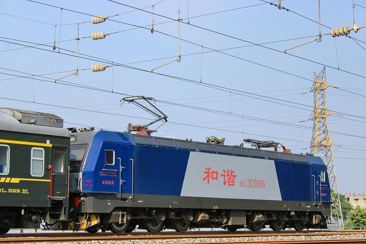 当日8804次通勤车,经城管联络线去成都方向。
通勤列车是指为城镇职工、学生及部分居民开行供其往返于居住生活地点和工作地点的铁路客运列车。8804次列车往返于双流-城厢-双流。<br>8804列车经西环通过安靖后进入成灌联络线往客站方向,到成都客站后往八里方向-成都北方向。<br>本务机车为和谐电3C型电力机车,本务配属为成局成段,车号为166号。<br>本务后挂25G型硬座车厢,车号为353030。